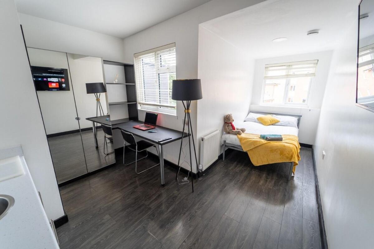 Stay Sa Cosy Equipped Studios Available 10 Mins From The City! Free Wifi &50" Smart Tv'S! 伯明翰 客房 照片